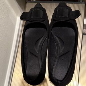 Anne Klein Black Flats with Stylish Bow. Simple and elegant design